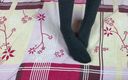 Gloria Gimson: Une fille en longues chaussettes grises sur ses jambes se...