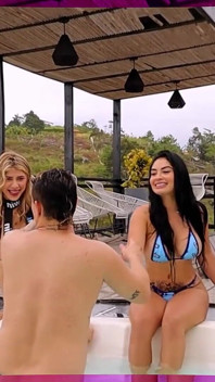 Kız Arkadaşımın Iki En Iyi Arkadaşıyla Havuzda Sevişiyorum, O Bronzlaşırken
