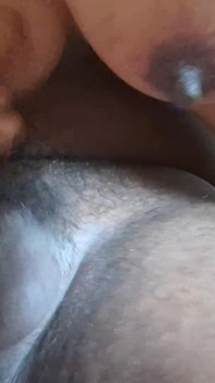 Une indienne tamoule suce son mari pour le branler