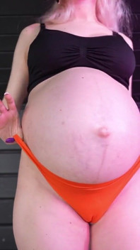 Pregnant in Cameltoe