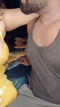 Setelah pergi ke pejabat suami, kakak iparnya mencium adik iparnya buat kali pertama pada waktu malam.