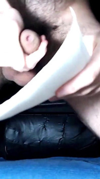 太くて長いペニスからたくさんのミルクを出します