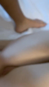 Blonde lesben mit doppeldildo im hotelbett