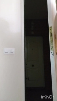 Dengan pakaian dalam menyentuhku dan membawa pintu rumah
