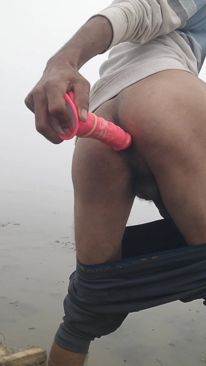 Desimast7: 연못 안의 장난감과 후장 섹스하는 발정난 어린 소년