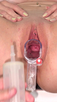 La estrella porno caliente Lily Joy examina su jugoso coño por nuestro médico extraño Tim Wetman