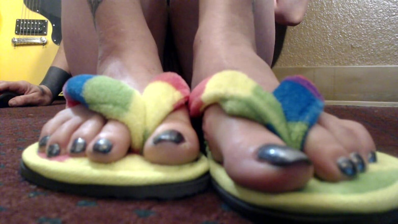 Abby Anna: Nahaufnahme, wackelnde flip-flops nackt