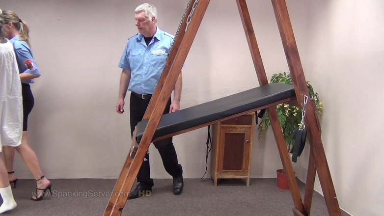 Spanking Server: Cambuk Pantat Sissi 34232