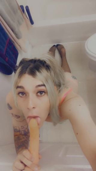 CarmenMelatonin: Curvă sexy feminizată în lenjerie