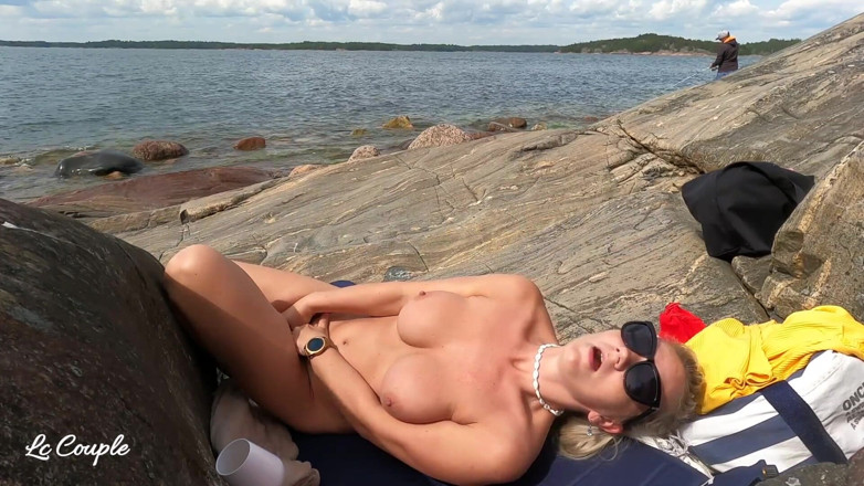 LC couple: 남편의 젖탱이를 문지르고 핸잡을 해주는 핫한 아마추어 마누라