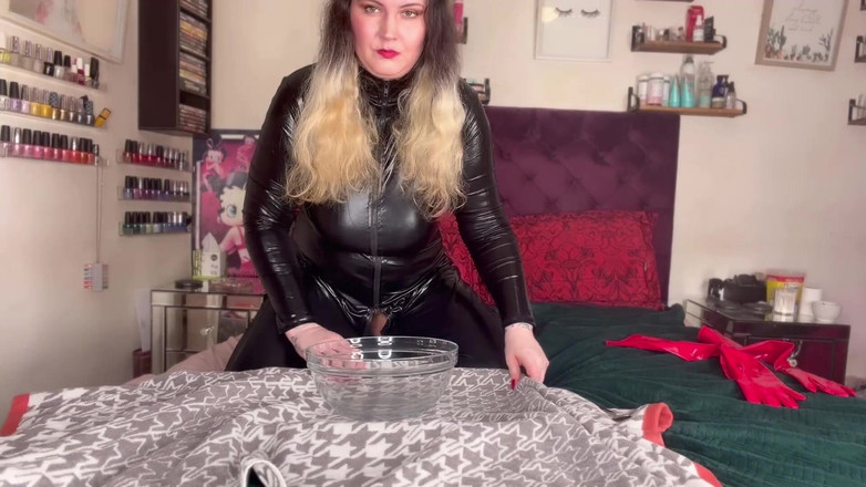 MissFFW: Sahibe iki kadın işeyene kadar çay içiyor