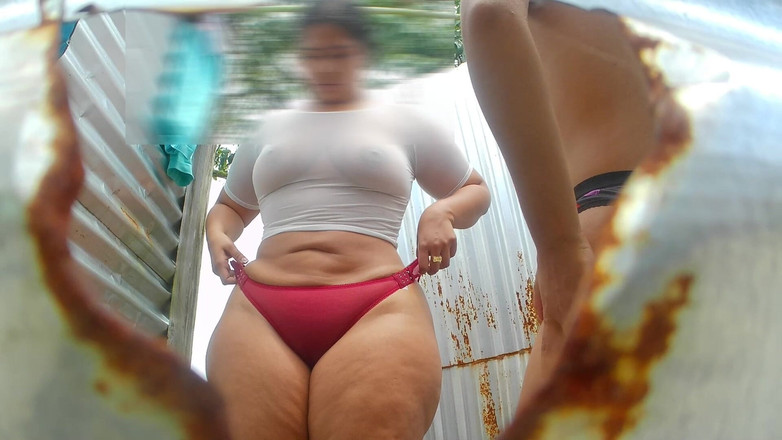 malesabenatiastar: Açık havada kabin plajda seksi kızları gösteriyor