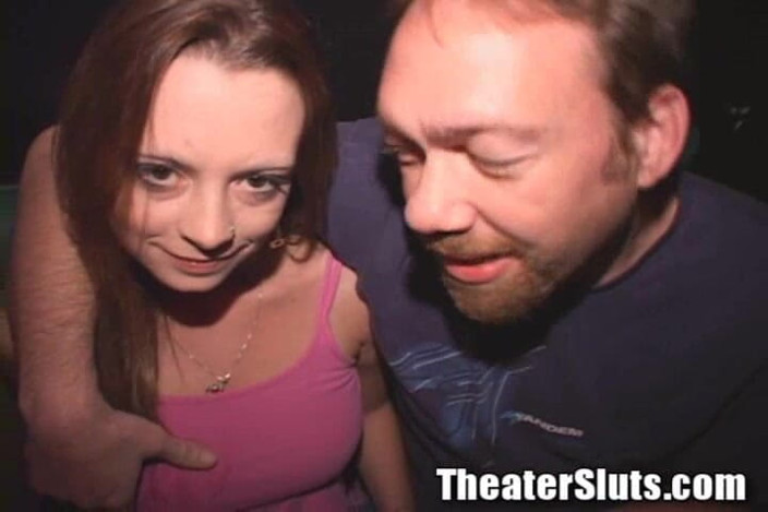 Theater Sluts: 肛門ティーンかわいい女の子gangfuckedでポルノ劇場お尻クソかわいいおっぱいふしだらな女