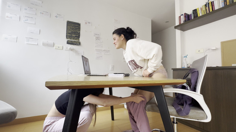 scarlettandc: ビデオ通話中に2人の女の子が誰にも気づかれずに触れ合う