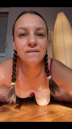 Crypto Mommy: Tady je mocný proud mého čůrání do tvého obličeje, přesně jak...