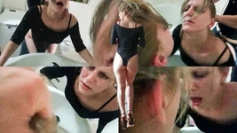 큰 소리로 신음하고 머리를 당기고 때리는 거울 앞에 서있는 강아지