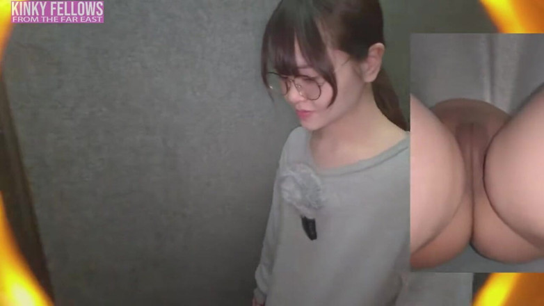 Asian happy ending: Тендітна спадкоємиця тепло, адже природна багата краса дарує теплу підтримку рота всередині ризикованої тимчасової кабінки.