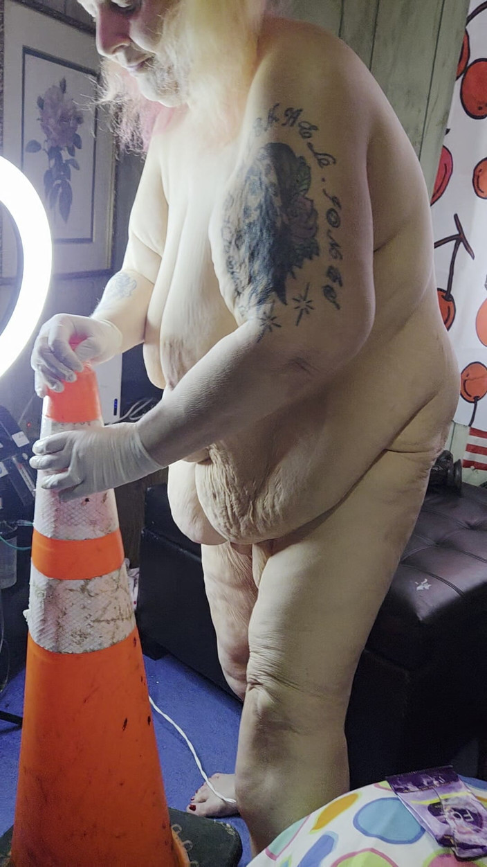 HerculesnVENUS: Une pute saute sur ce cône de construction quand elle...