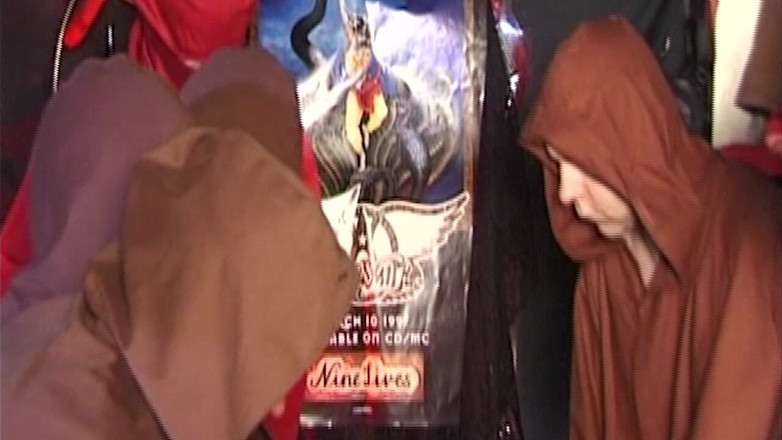 Erotic Club: Sidik sırılsıklam pirsingli amcık ayinde boncuklarla dolduruluyor