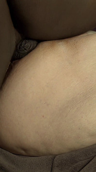 Großer fetter, saftiger hintern, weiße frau bekommt ihre muschi in nahaufnahme gefickt und mit schwarzem mann, milchigem sperma bedeckt