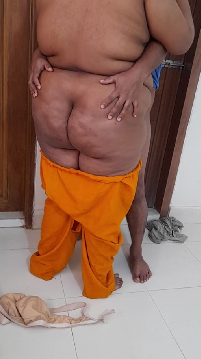 Aria Mia: インド系継母がホテルで胸を見せる