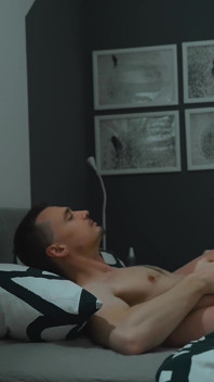 La matrigna condivise il letto dopo il film spaventoso con il figliastro e lo seduce a scopare fino ad un creampie accidentale