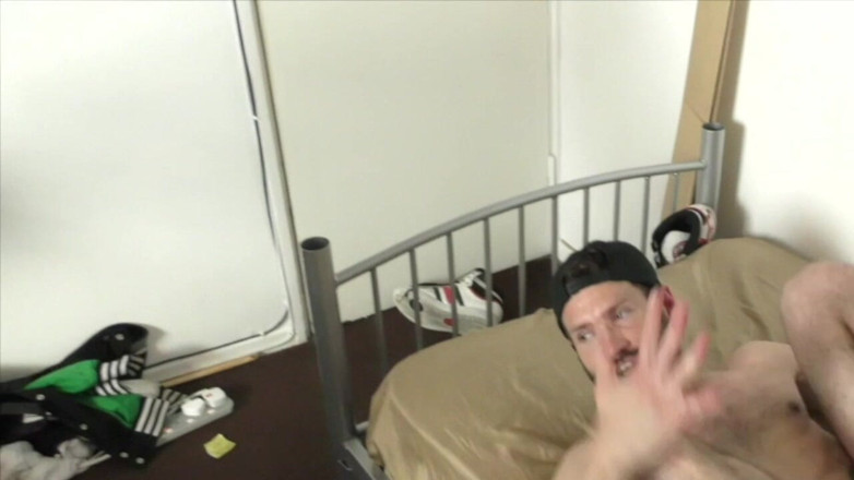 THE BIG BULGE STUDIO: Vousatý týpek se snaží
