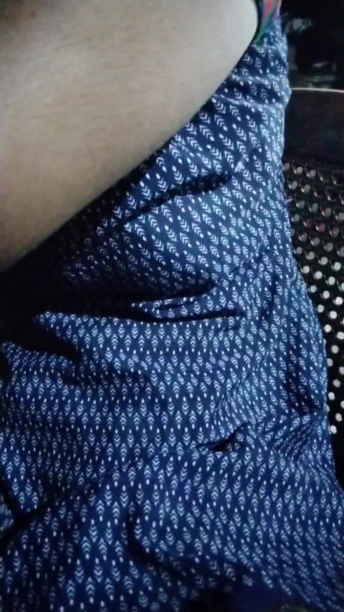 thick_mallu: Südindische schönheit massiert ihre heißen möpse mit Öl