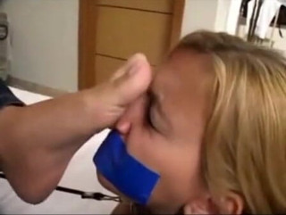 Foot Girls: Sock sniffing dan tersedak kaki
