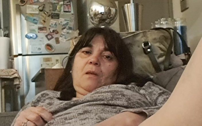 Mommy big hairy pussy: Unei mame sexy îi plac bananele. Le vom da un thumbs în...