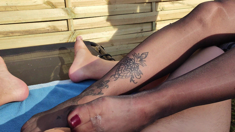 EricSkyMDH: Błyszczący nylon footjob Im Garten