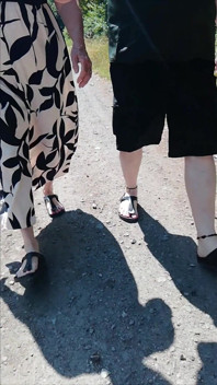Passeggiata con il nylon in birkenstock