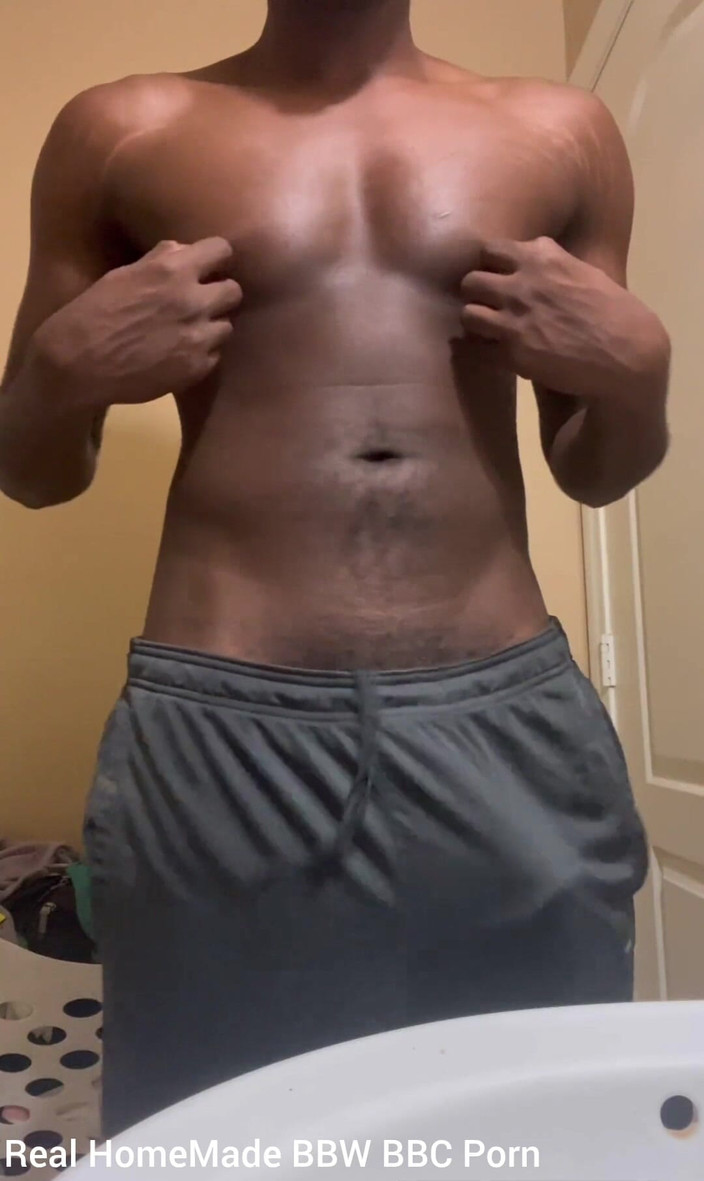 Big black cock BBCee: Pozowanie huśtając mojego penisa skręcając sutki