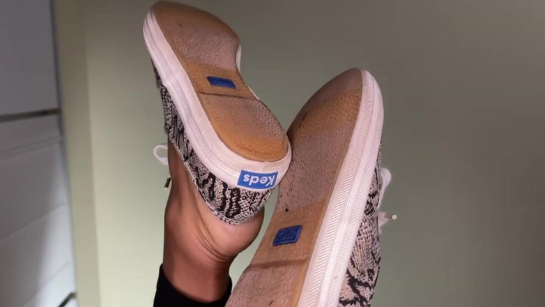 Pink Foxx: Pink foxx melepas sepatu setelah seharian