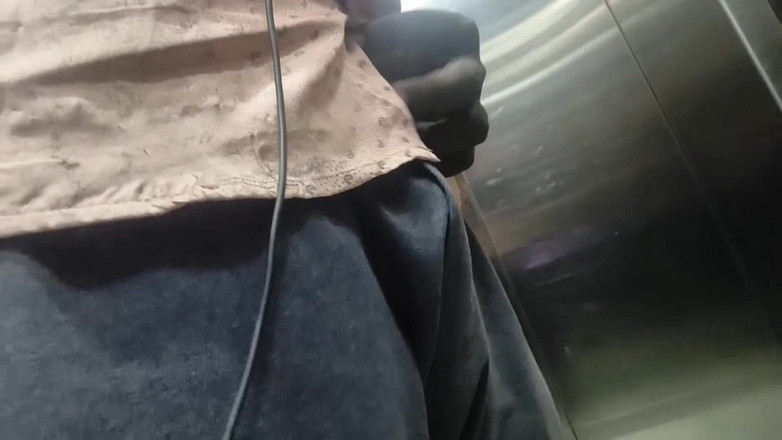 CarvingShovel: Tamil garoto levantando a mão