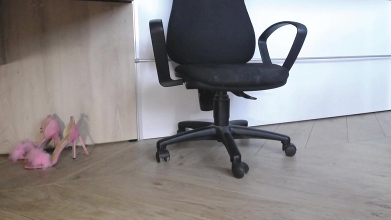 Karmenclarkx: Masturbace v černých legínách a růžových podpatcích