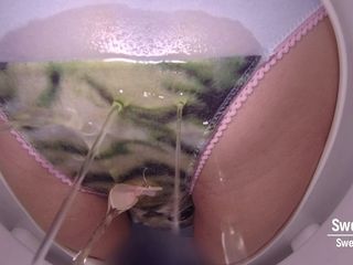 Sweety play: Cewek dengan celana dalam kencing kencing di balik kamera toilet...