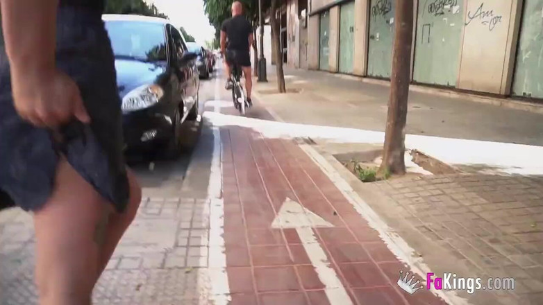 FAKings: Куколд муженек снимает на видео свою жену, шпилю других людей на улицах хуемской