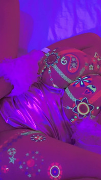 Neon Glow Tette Enormi Mascherata La Sventola Si Scatena Da Sola Con Anime Gemiti - Lilykoti