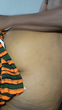 Queen_vusi femme au foyer BBW est excitée en faisant le ménage, elle veut ta bite en elle, elle dit que je jouis trop vite