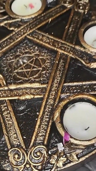 Skutečná satanská čarodějnice provádí rituály černé magie a svolá Satana, aby s ním měl sex