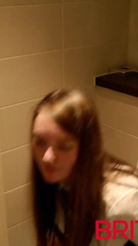 Siswi ini lagi asik kencing di toilet