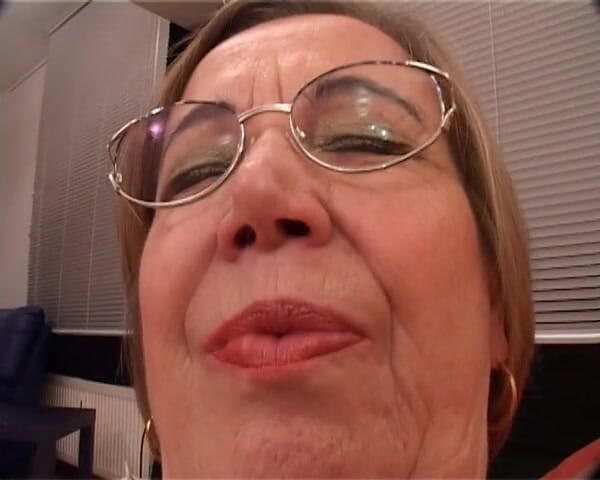 YOUR FIRST PORN: Babcia Ingrid z masażem cipki