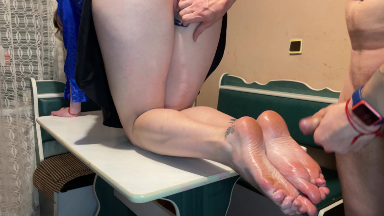 HotPrincessUA: Dostawa dziewczyna poskromiona footjob, głębokie gardło i wytrysk na podeszwach