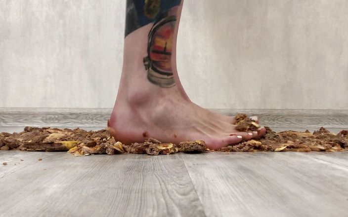 Footmodel Valery: Fată tatuată zdrobind burgerii Royl