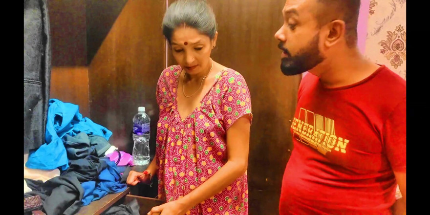 suchismitasarkar: Kamwali bibi hırsızlık yapmaya çalıştı ve ev sahibi tarafından sikildi.