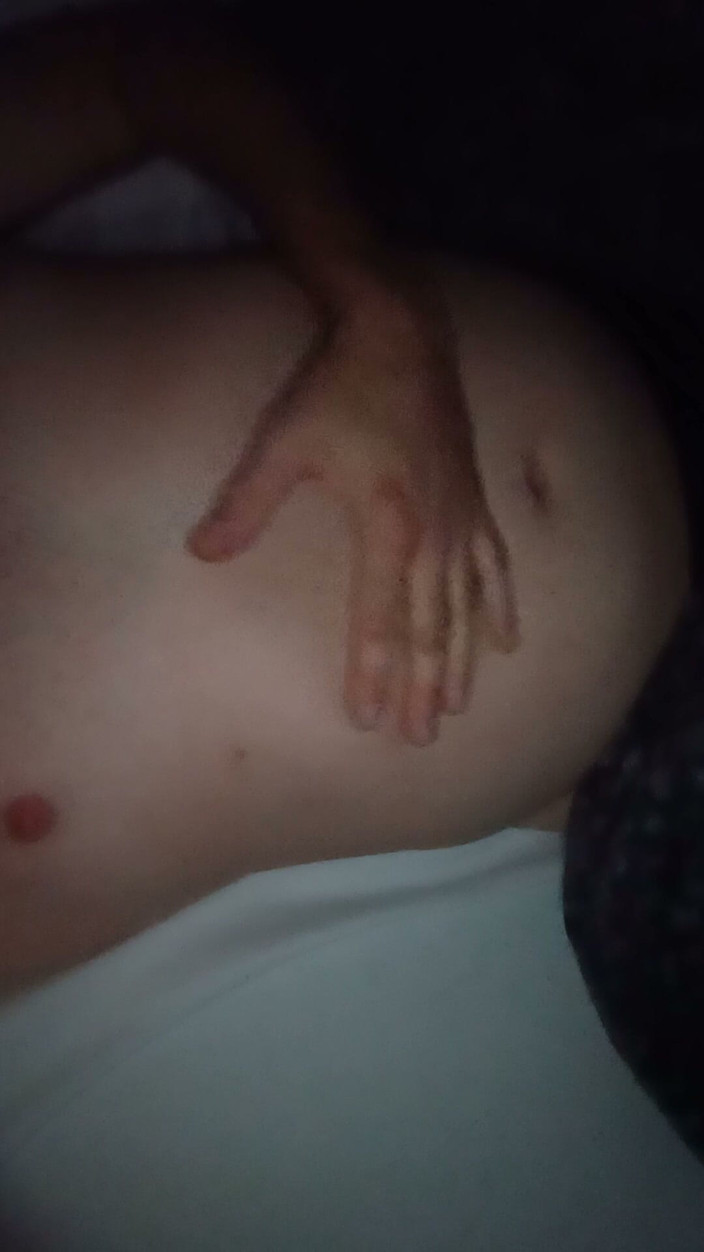Hottieboy77: Chico con dolor de estómago se acaricia la barriga