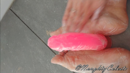 NaughtyCeleste: Dildo footjob ve sprše s mýdlem