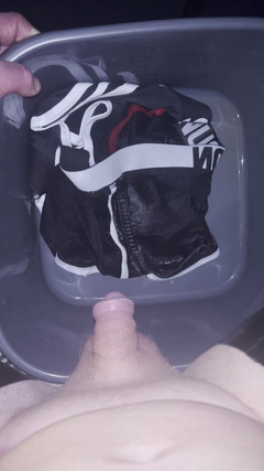 saubern77: पेशाब करना