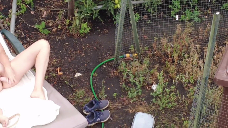 British Cougar: Voyeur mit Drohne beobachtet mich im Garten und spielt mit...